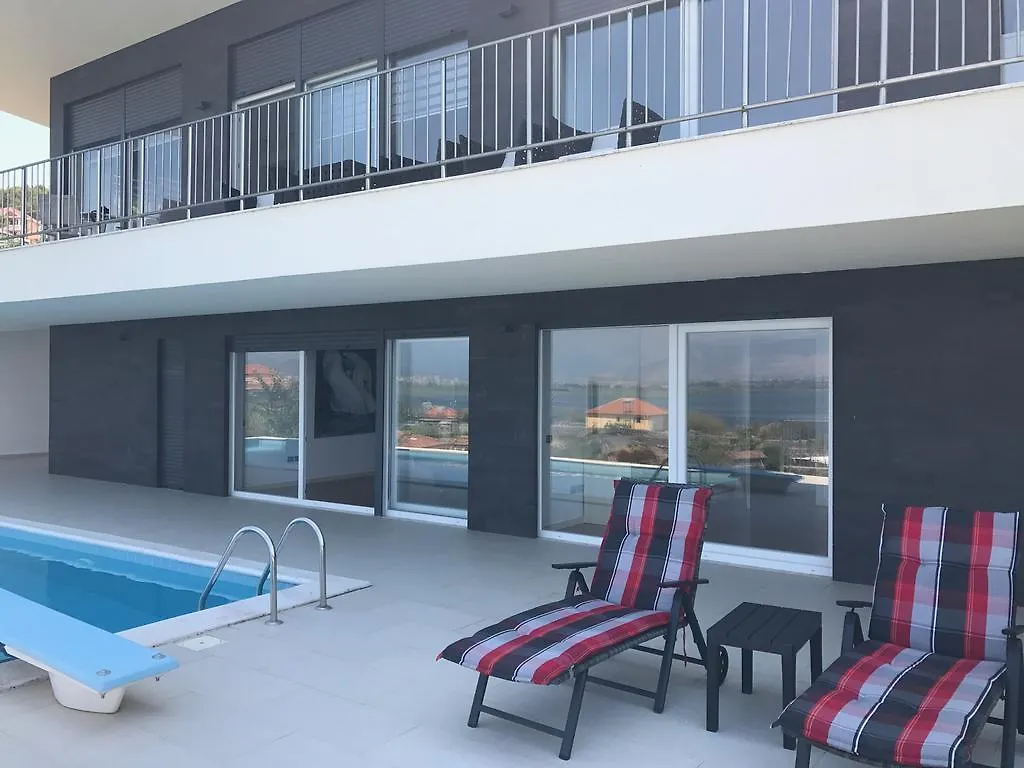 Modern Swimming-Pool Villa Shkodër Albania