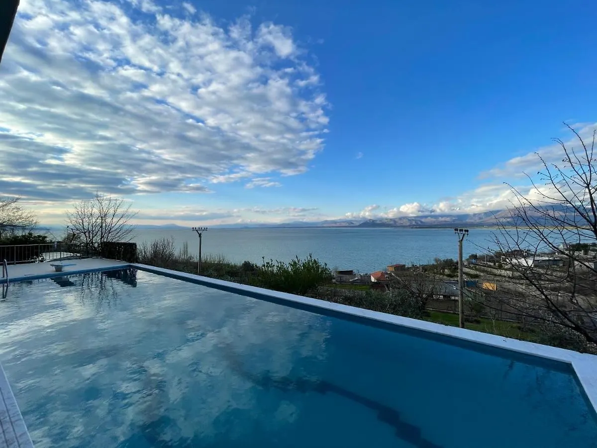 Modern Swimming-Pool Villa Szkodra Albania