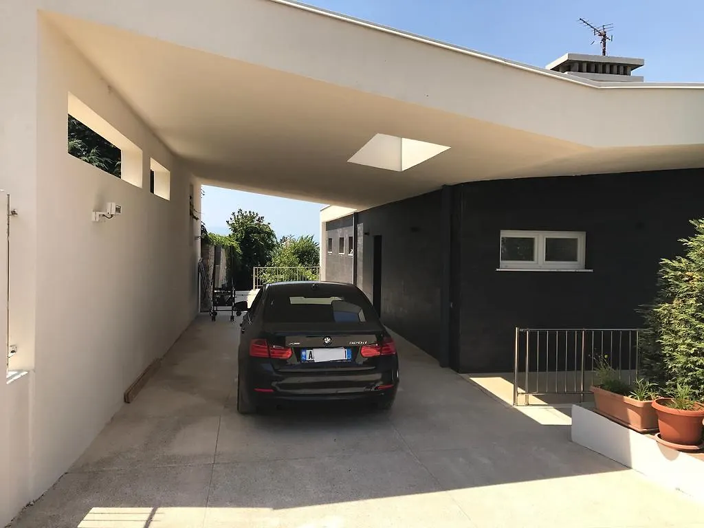 Modern Swimming-Pool Villa Szkodra